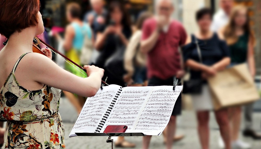 Gemeinsam mit StraßenmusikerInnen wurde an einer verbesserten Regelung gearbeitet. Nach einer Saison wird diese evaluiert.