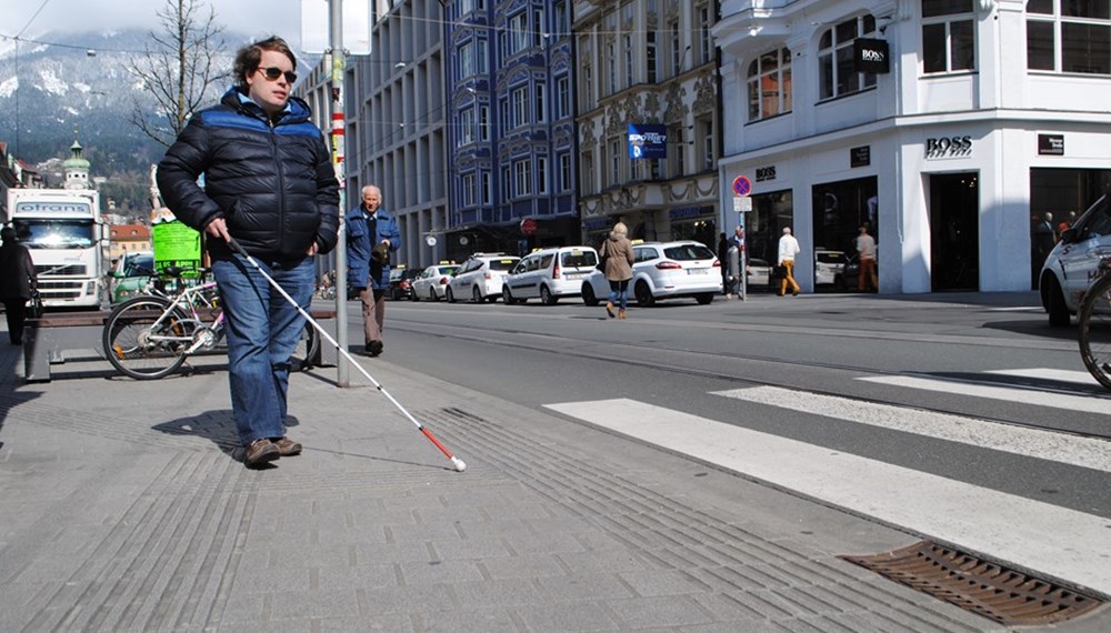 Michael Berger ist stellvertretender Vorsitzender des Innsbrucker Behindertenbeirats. Die taktilen Leitsysteme helfen ihm als sehbehinderten Menschen sehr bei der Orientierung in der Stadt.