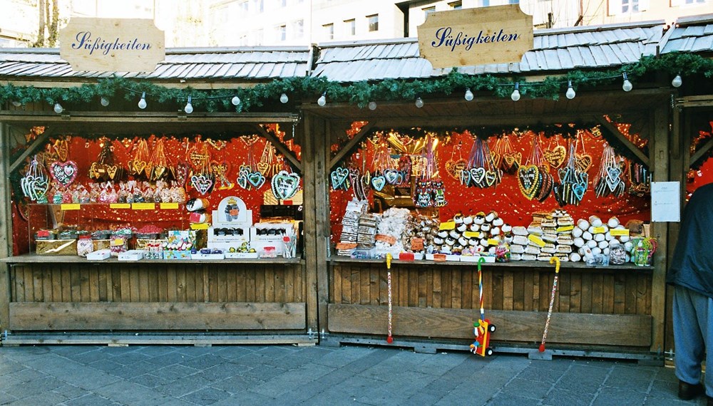 Süßigkeiten lockten auch am Landhausplatz zum Verweilen und Verkosten, 2002.