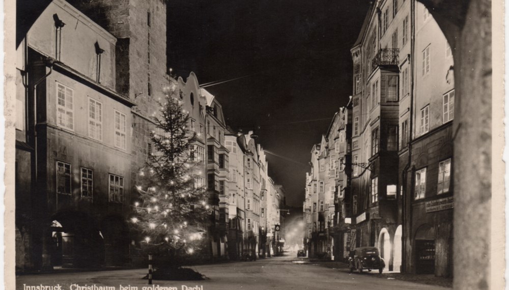 Postkarte mit Blick auf den Christbaum vor dem Goldenen Dachl, ca. 1925.