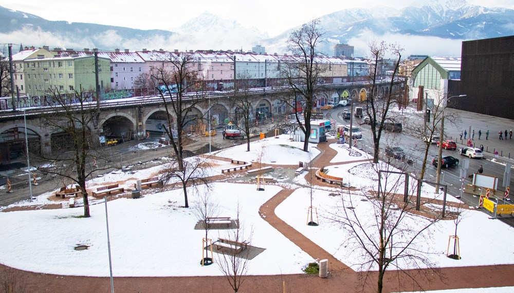 Winterlich weiß präsentiert sich der fertiggestellte Park in diesen Tagen. Das zentrale Wasserspiel geht im Frühjahr in Betrieb.