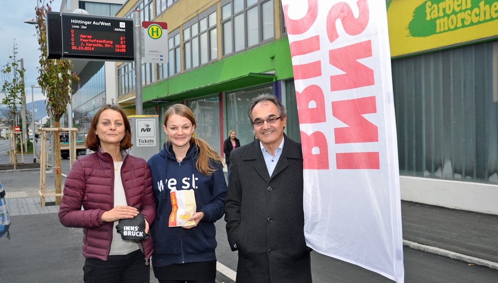 Anlässlich der fertiggestellten Haltestelle "West" in der Höttinger Au verteilten Vizebürgermeisterin Sonja Pitscheider, Nadja Zimmermann und „west“-Geschäftsführer und Eigentümervertreter Karl Weingrill (v. l.) Krapfen an PassantInnen.