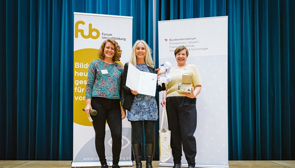 Nahm die Auszeichnung bei der Preis-Gala in Wien vor Kurzem entgegen: Elisabeth Meze (Geschäftsstelle BürgerInnenbeteiligung; Mitte), Jury-Mitglied Katharina Rogenhofer (Klimaaktivistin und Initiatorin des Klima-Volksbegehrens; links) sowie Walpurga Weiß (Geschäftsführerin Forum Umweltbildung).