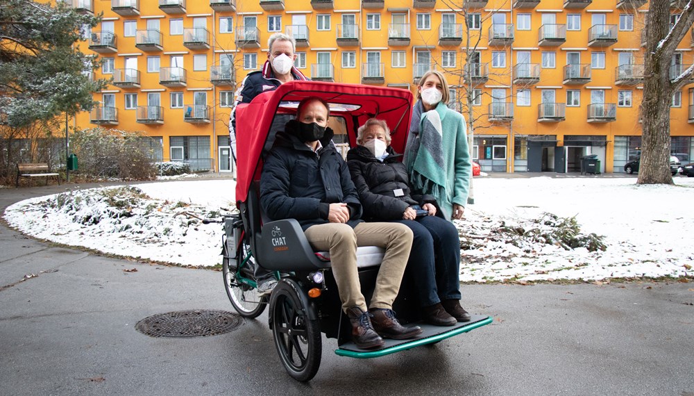 Freuen sich über die neue E-Rikscha: Vizebürgermeister Johannes Anzengruber (links), Heimleiterin Katharina Becke vom Wohnheim Reichenau (rechts) mit Bewohnerin Ida Rainer und Mitarbeiter Martin Bacher.