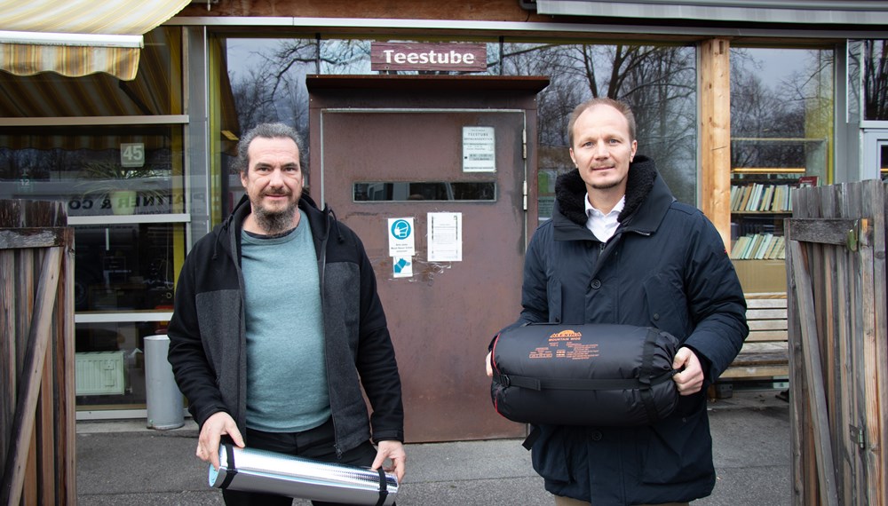 Vizebürgermeister Johannes Anzengruber (r.) bei der Übergabe der Schlafsäcke an Michael Hennermann vom Verein für Obdachlose.