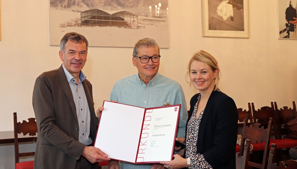 Im Bürgersaal des Historischen Rathauses in der Innsbrucker Altstadt übergaben Bürgermeister Georg Willi und die für Sport zuständige Stadträtin Elisabeth Mayr das Verdienstkreuz und Sportehrenzeichen der Stadt Innsbruck an Didi Constantini.