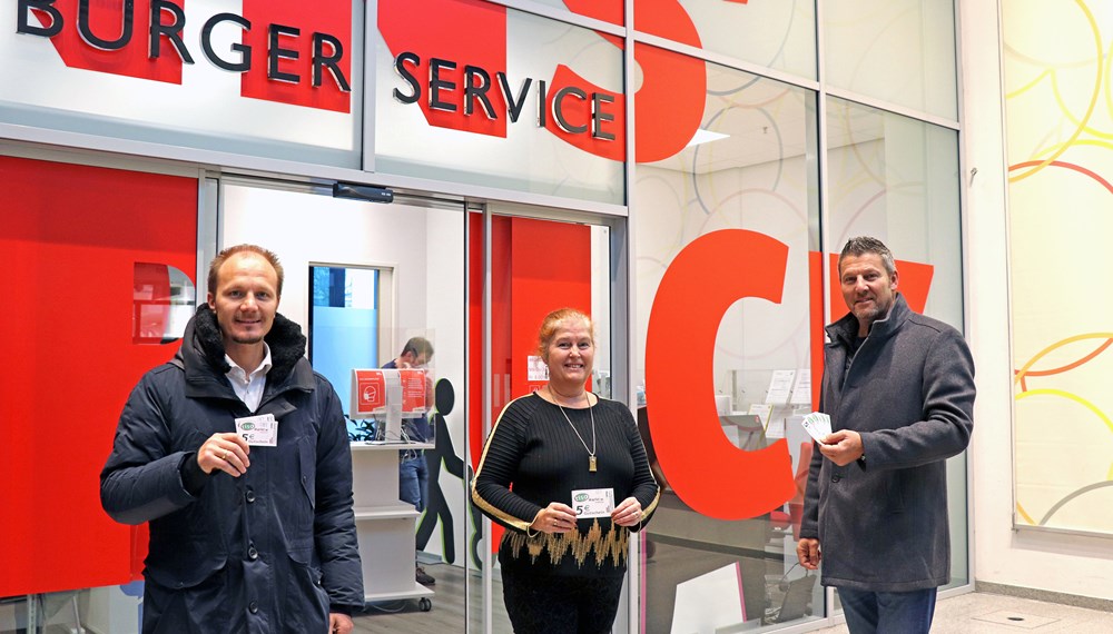 Vizebürgermeister Johannes Anzengruber, Sabine Kröß-Tunner (Referentin des Bürgerservice) und Gemeinderat Thomas Mayer (r.) präsentieren die Gutscheine für den Tiroler Sozialmarkt.