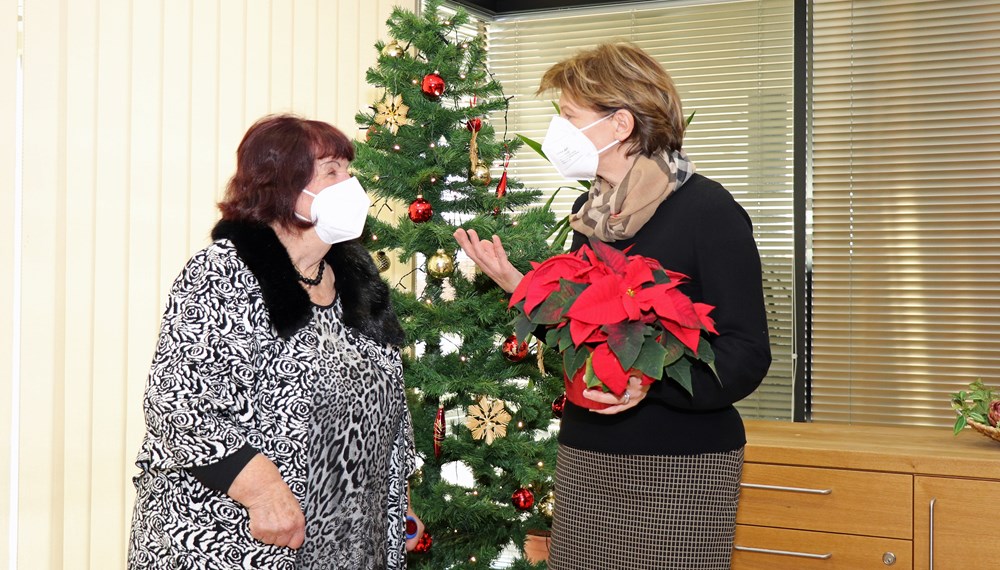 Frau Marino (l.) bewohnt eine der 53 SeniorInnenwohnungen im O3 in der Reichenau und freute sich über den Weihnachtsstern, den ihr Stadträtin Christine Oppitz-Plörer überreichte.