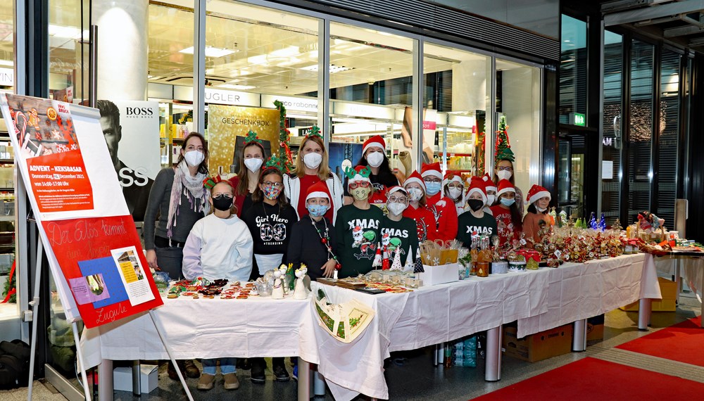 Mit viel Engagement haben die Kinder der städtischen Horte Domanigweg, Reichenau und Tivoli Kekse gebacken und weihnachtliche Dekoration gestaltet. Die Einnahmen vom Verkauf in den RathausGalerien werden auch in diesem Jahr für einen guten Zweck gespendet und gehen heuer an das Kinderhospiz Hall.