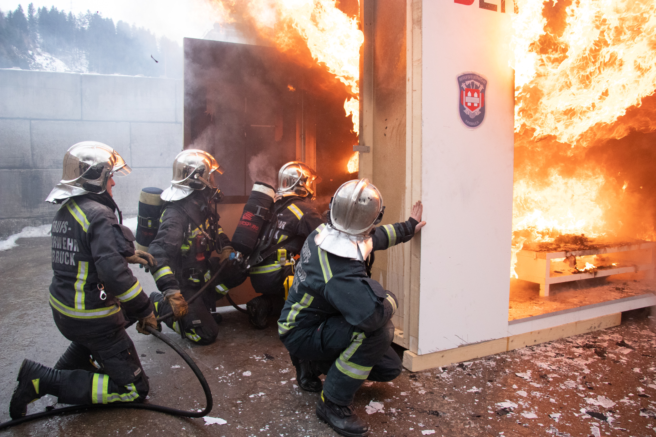 ...die Feuerwehr greift ein...