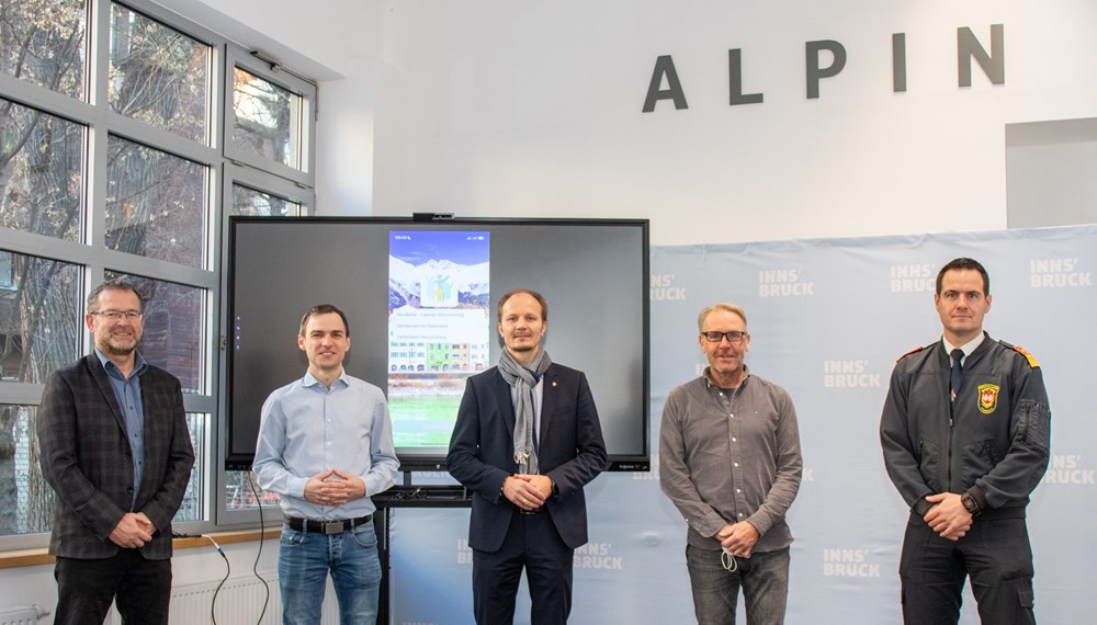 Präsentierten die erweiterte "Innsbruck gemeinsam"-App (v.l.n.r.): Klaus Feistmantl (Amt für Allgemeine Sicherheit und Veranstaltungen), Patrick Pixner (Duftner.Digital), Vizebürgermeister Johannes Anzengruber, Harald Riedl (Lawinenkommissionsausbildung Land Tirol) und Helmut Hager (Branddirektor BFI)