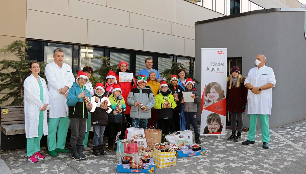 Mit einer vorweihnachtlichen Aktion haben sich die Kinder des städtischen Schülerhortes Domanigweg bei den MitarbeiterInnen der Corona-Stationen am Landeskrankenhaus Innsbruck für ihren unermüdlichen Einsatz während der Pandemie bedankt. Mit großer Begeisterung haben die Kinder Kekse gebacken, welche dem Krankenhauspersonal die Weihnachtszeit versüßen sollen.