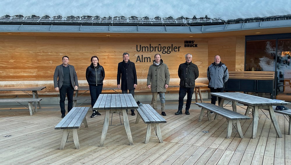 Begeistert von der neuen „Umbrüggler“-Terrasse (v.l.n.r.): IIG-Geschäftsführer Franz Danler, Pächterin Sonja Schütz, BGM Georg Willi, VBGM Johannes Anzengruber, Gemeinderat Thomas Schultze und Harald Braun (IIG).