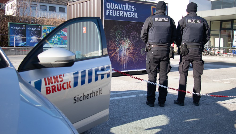 Die Mobile Überwachungsgruppe (MÜG) kontrolliert den Verkauf von Feuerwerkskörpern in der Stadt.