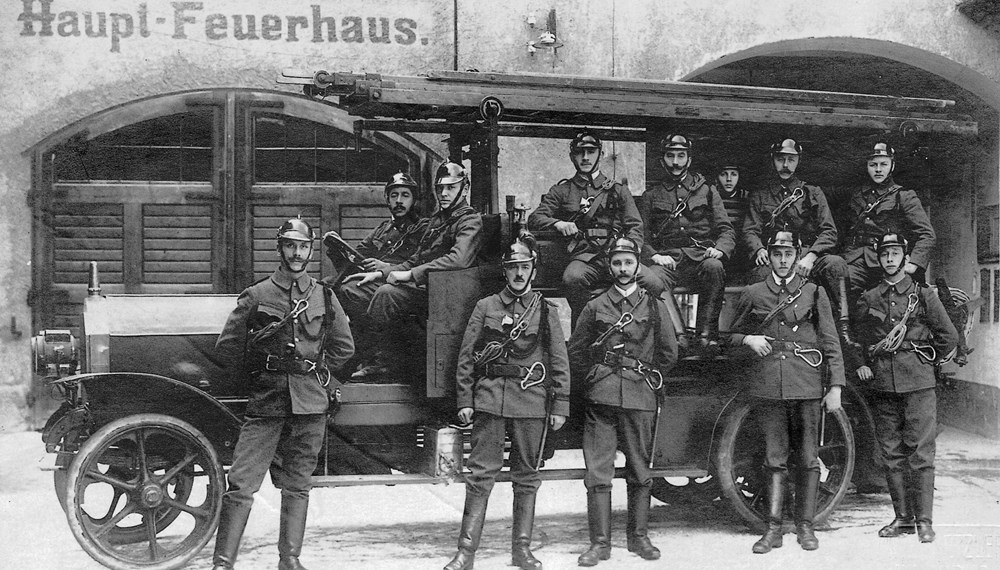 Mit diesem Fahrzeug rückte die Berufsfeuerwehr zu den Einsätzen am 21. Jänner 1922 aus. 2022 feiert die Berufsfeuerwehr Innsbruck ihr 125-Jahr-Jubiläum.