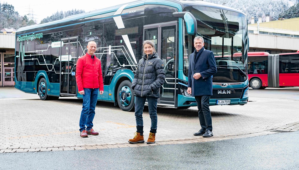 Bürgermeister Georg Willi und Mobilitätsstadträtin Uschi Schwarzl mit IVB-Betriebsleiter Harald Jösslin (li.) mit dem Test-Bus der Firma MAN.