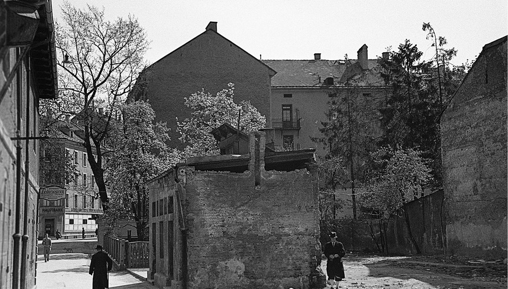 Der Bereich des heutigen Sparkassendurchganges mit dem ehemaligen Abort-Häuschen, 1955.