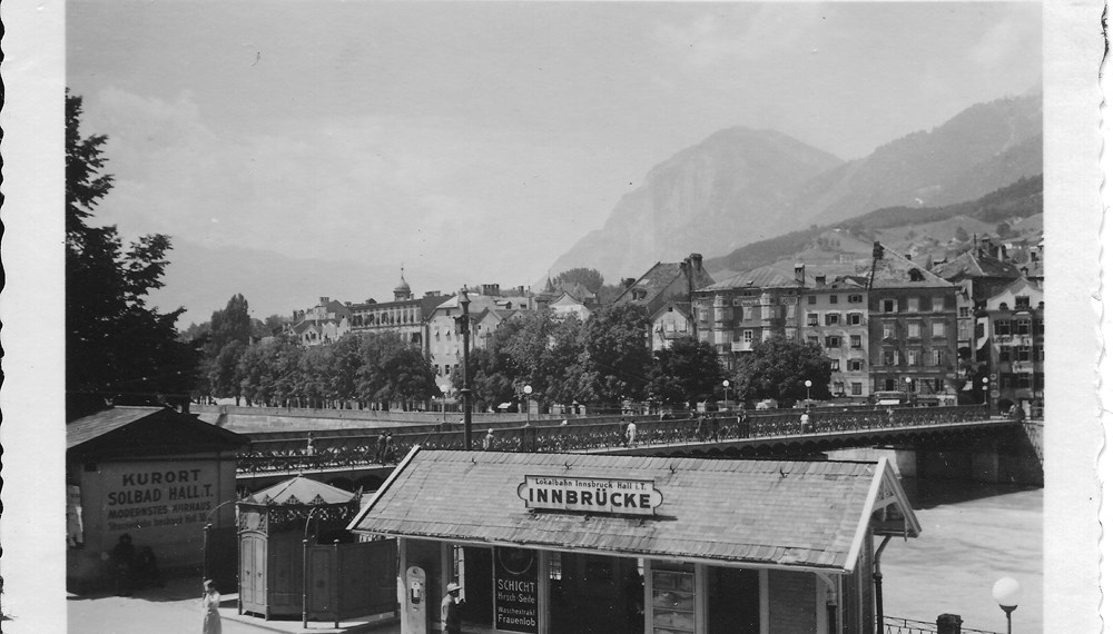 Die Haltestelle „Innbrücke“ der Straßenbahnlinie 4 mit der links befindlichen
öffentlichen Toilette (in achteckiger Ausführung).