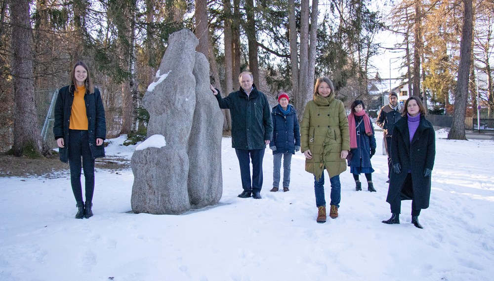 Stelldichein bei der Skulptur "Begegnung" von Prof. Erich Keber (v.l.): Gemeinderätin Theresa Ringler, Reinhard Keber (Sohn von Erich Keber), Maria Zimak (Vorsitzende Stadteilausschuss Igls), Kulturstadträtin Uschi Schwarzl, Künstlerin Minu Ghedina, Steinrestaurator Peter Kuttler und Natalie Pedevilla (Kulturamt).