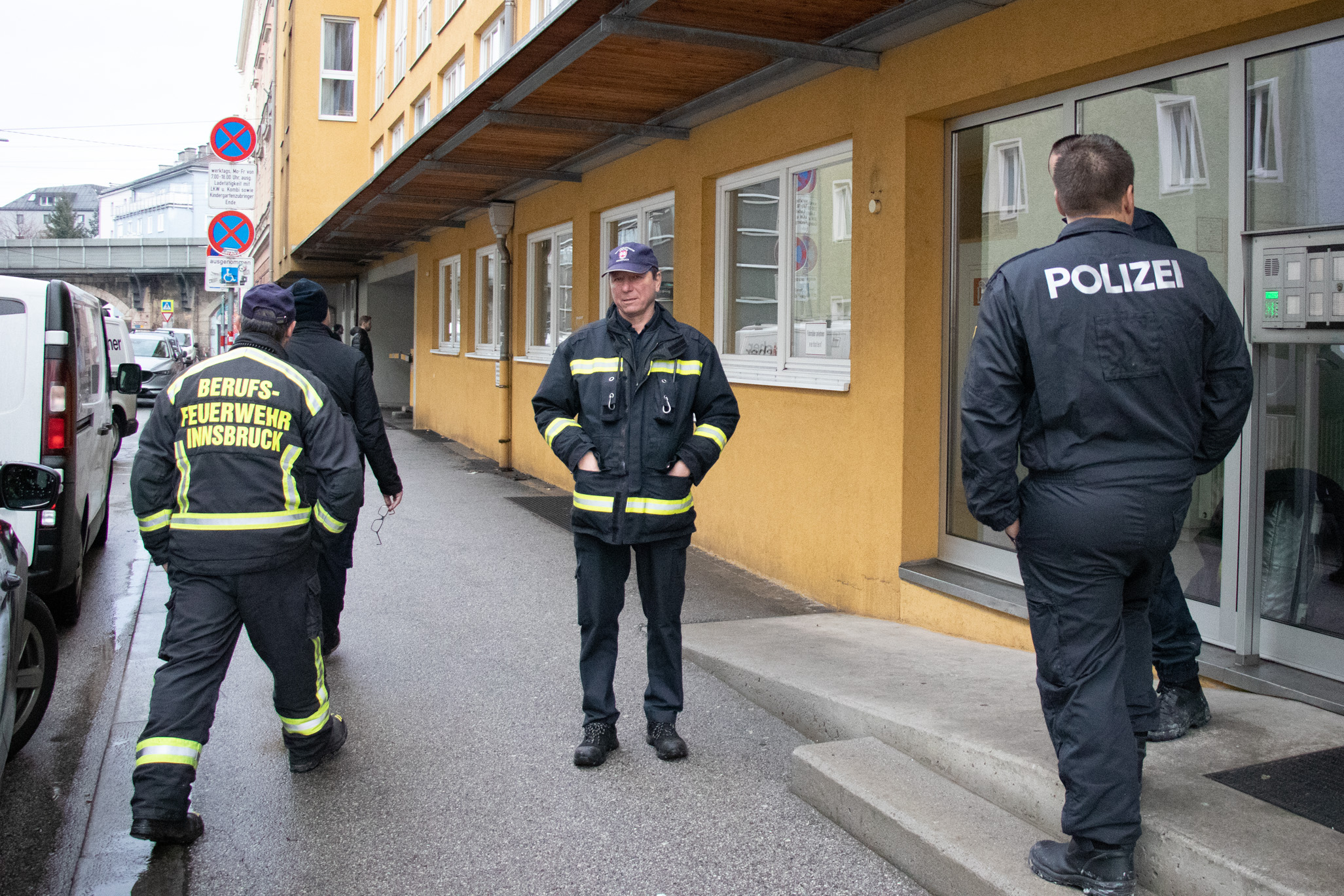 Die polizeilichen Ermittlungen zur Brandursache laufen und werden von der Berufsfeuerwehr unterstützt.