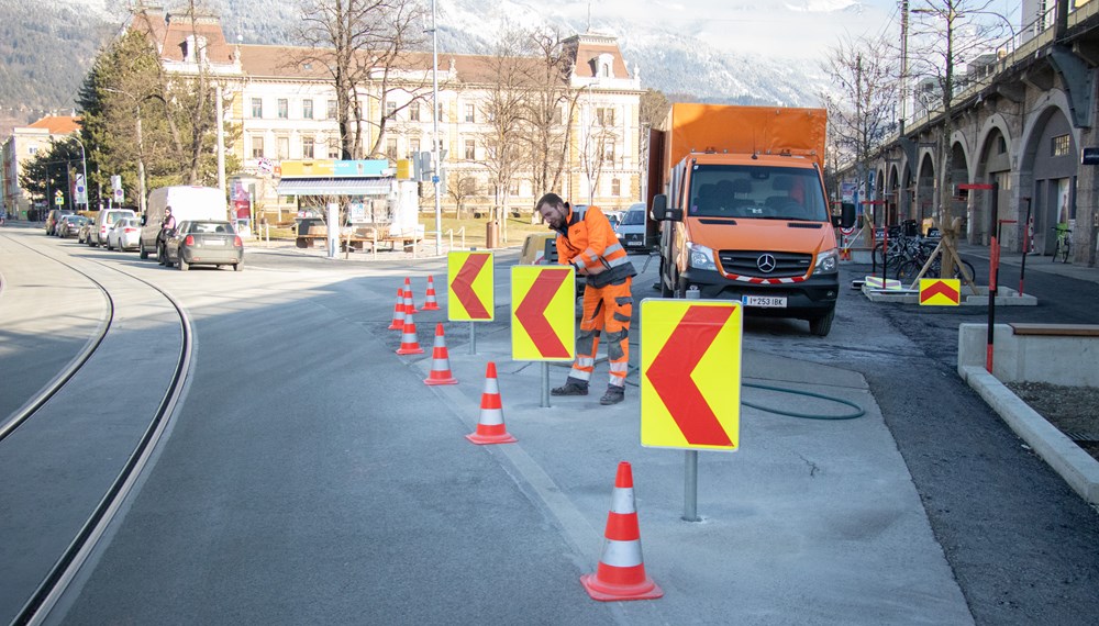 Insgesamt sechs Abweisbleche mit den farblich auffälligen Richtungspfeilen sorgen für eine gute Sichtbarkeit des geänderten Straßenverlaufs.