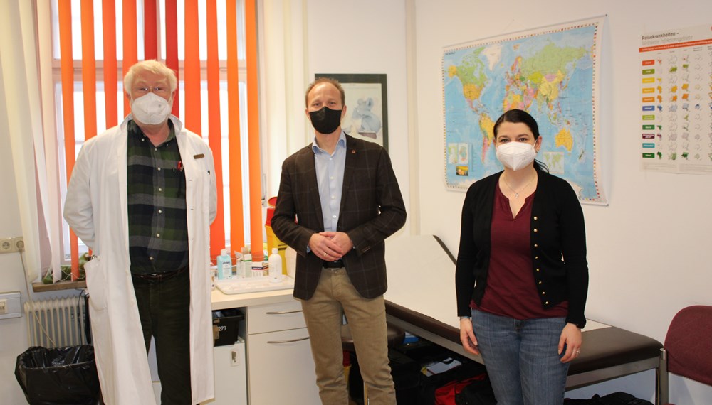 Die Stadt Innsbruck stellt sich den künftigen Herausforderungen im Bereich seines Gesundheitsamtes (v.l.n.r.): Stadtphysikus Hans-Peter Rammer, Vizebürgermeister Johannes Anzengruber und Sachbearbeiterin Magdalena Gapp.