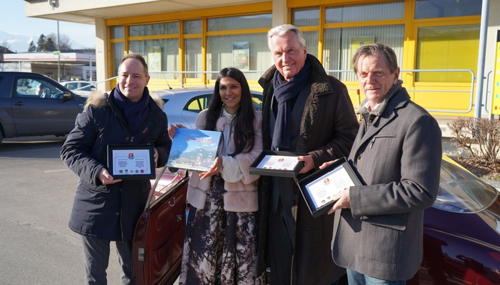 Vizebürgermeister Markus Lassenberger (l.) nahm am Gelände des ÖAMTC Innsbruck das „Feuer der Freundschaft“ symbolisch von Botschafterin Jesusleny Gomes entgegen. Auch Stadtrat Rudi Federspiel und ÖAMTC-Landesdirektor Andreas Heis (r.) freuen sich über die gestärkte, fortwährende Partnerschaft.