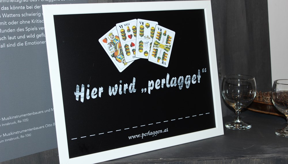 Mit der Ausstellung „Lokal-Geschichten – Nüchternes aus ehemaligen Innsbrucker Gasthäusern“ zeigt das Stadtarchiv/Stadtmuseum Innsbruck die wichtige Funktion von Gasthäusern auf. Sie waren und sind Orte der Kommunikation und der Begegnung. Neben spannenden Ausstellungsstücken wie ehemaligen Gästebüchern und urigen Speisekarten, wird auch das gesellige Kartenspiel „Perlaggen“ thematisiert. Das Spiel, welches inzwischen zum immateriellen UNESCO Kulturerbe erhoben wurde, stammt ursprünglich aus Südtirol und zeichnet sich durch seine vielschichtigen Spielvarianten aus. Täuschen, Flunkern und auch reges Plaudern sind hierbei ausdrücklich erlaubt. Nicht umsonst gibt es gut besuchte Perlagger-Turniere und auch ein Perlagger-Lied, welches das gesellige Kartenspiel hochleben lässt.
Die Spielregeln sowie die Geschichte rund um das Kartenspiel „Perlaggen“ sind ab Montag, 17.1.2022 zum Nachhören im Audioarchiv des Stadtmuseums unter www.innsbruck.gv.at -> Bildung/Kultur -> Stadtarchiv -> Audioarchiv zu finden.
