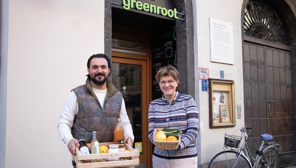 Wirtschaftsstadträtin Christine Oppitz-Plörer und Engin Dogan vor dem „greenroot“ am Marktgraben 14. Der Jungunternehmer setzt in seinem Geschäft samt Bäckerei-Café voll auf Nachhaltigkeit.