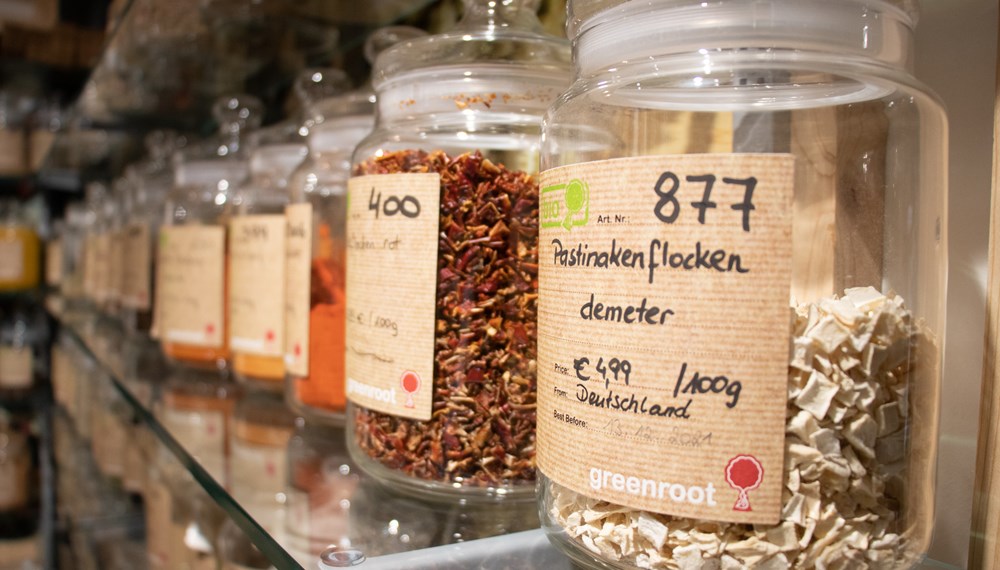Im "greenroot" werden Produkte wie Gewürze nach Wunsch in mitgebrachte Behälter abgefüllt. Die Verpackung entfällt.