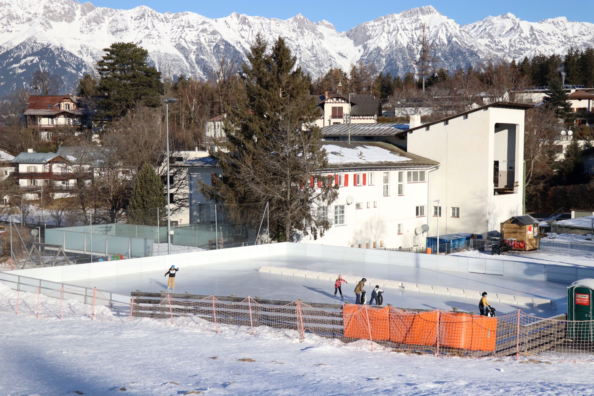 In Igls kann man sich bis voraussichtlich 27. Februar am Eis austoben.