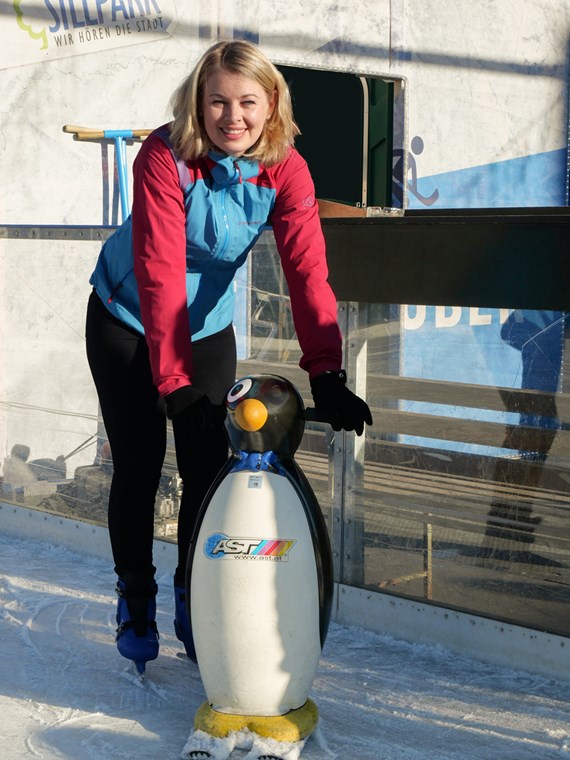 Stadträtin Elisabeth Mayr freut sich, dass so viele EisläuferInnen das Angebot nutzen, wie etwa auch jenes beim Eiszauber Sillpark.