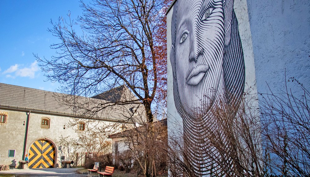 Murals wie dieses, 2021 von Lukas Goller kreierte Schwarz-Weiß-Bild beim Zeughaus, werden auf der neuen Streetart-Map sichtbar.