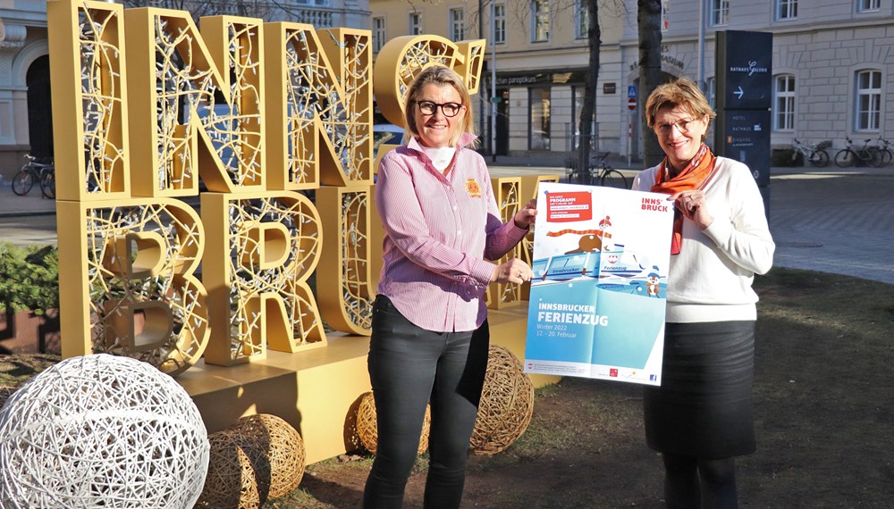 Das Ferienzug-Programmheft für die Semesterferien ist da. Stadträtin Christine Oppitz-Plörer (r.) präsentiert mit Birgit Ginter (Referatsleiterin „Kinder- und Jugendförderung“) das bunte Programm.