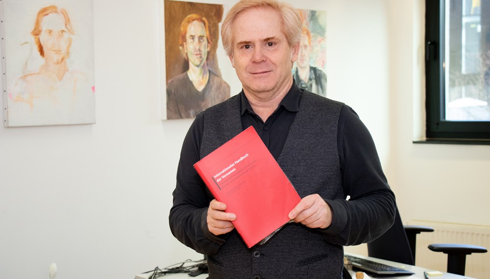 Markus Tilly vom Standesamt mit dem internationalen Namensbuch.