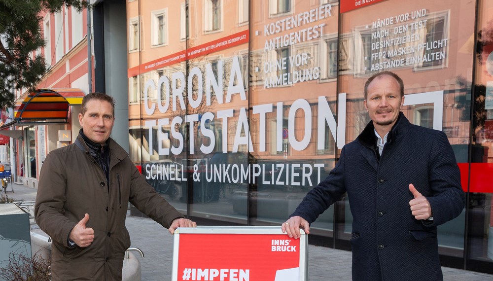 Franz Jirka (Obmann der WK-Bezirksstelle Innsbruck) und Vizebürgermeister Johannes Anzengruber freuen sich über das zusätzliche Impfangebot.