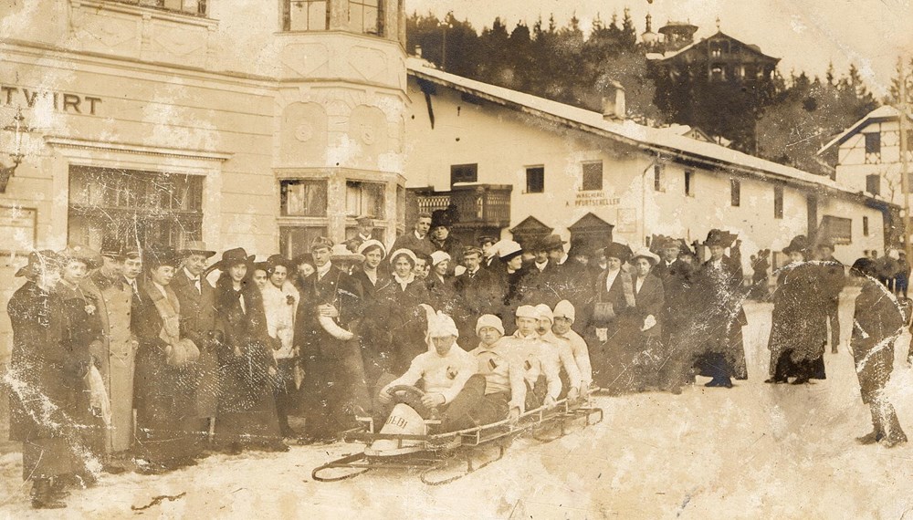 Ein Bilddokument des Skeletonrennens 1913 in Igls. Ein wahrhaft gefährliches Unternehmen.