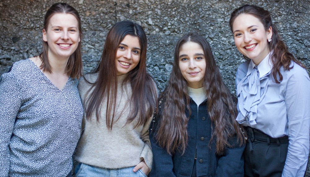Cora und Souleen haben genauso wie Hava und Danijela (v. l.) in ihrer Freizeit gemeinsam Lebensläufe geschrieben, Bewerbungsgespräche geführt und jede Menge Spaß als Mentoringteam gehabt.