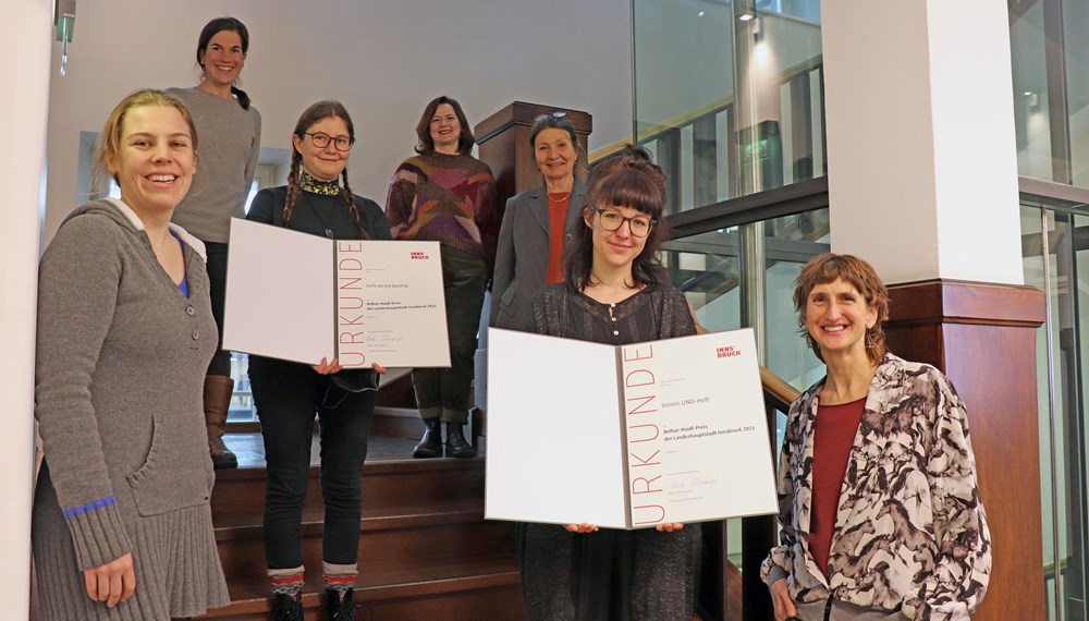 Die Vertreterinnen der beiden Vereine freuen sich über den „Arthur-Haidl-Preis 2021", gemeinsam mit Kulturstadträtin Uschi Schwarzl (3. v.r.) und Natalie Pedevilla (Kulturamt, 4. v.l.).
(Für das Foto im Februar 2022 wurden die FFP2-Masken kurz abgenommen, Anm. d. Red.).
