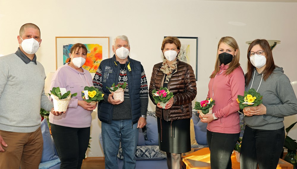 Stadträtin Christine Oppitz-Plörer (3.v.r.) überreichte gemeinsam mit Christine Kurz (Leitung ISD-SeniorInnenwohnen, 2.v.l.), Thomas Ruetz (ISD-Wohnanlage Wilten, l.) sowie der Leiterin der Stadtgärtnerei, Ramona Prinoth (2.v.r.) und ihrer Mitarbeiterin, Stefanie Huetz (r.), bunte Valentinsgrüße an die BewohnerInnen, wie Johann Fuchs (3.v.l.).
