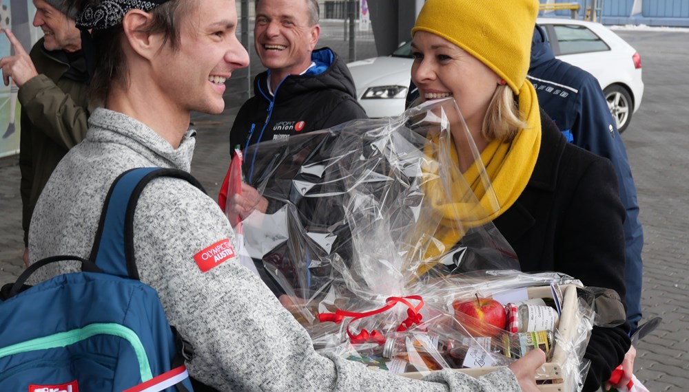 Ein herzlicher Empfang wurde Skispringer Manuel Fettner (l.) nach seiner Rückkehr von den Olympischen Winterspielen in Peking bereitet. Sportstadträtin Elisabeth Mayr und GR Christoph Kaufmann, Hauptabteilungsleiter für Sondersportstätten bei der Olympia Sport- und Veranstaltungszentrum Innsbruck (OSVI) GmbH, begrüßten den Gewinner einer olympischen Gold- und Silbermedaille bei seiner Ankunft am Flughafen Innsbruck. Im Namen der Stadt Innsbruck überreichte die Sportstadträtin dem erfolgreichen Innsbrucker einen Geschenkkorb mit regionalen Produkten.