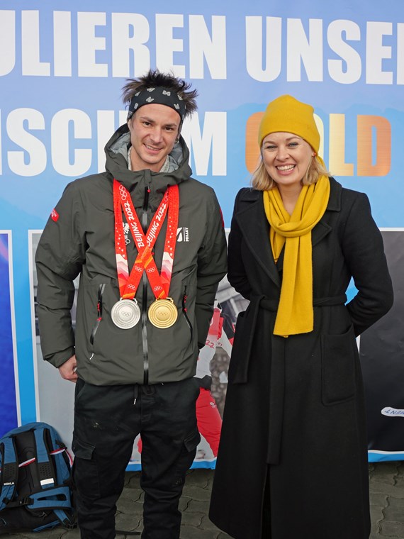 Ein herzlicher Empfang wurde Skispringer Manuel Fettner (l.) nach seiner Rückkehr von den Olympischen Winterspielen in Peking bereitet. Sportstadträtin Elisabeth Mayr und GR Christoph Kaufmann, Hauptabteilungsleiter für Sondersportstätten bei der Olympia Sport- und Veranstaltungszentrum Innsbruck (OSVI) GmbH, begrüßten den Gewinner einer olympischen Gold- und Silbermedaille bei seiner Ankunft am Flughafen Innsbruck. Im Namen der Stadt Innsbruck überreichte die Sportstadträtin dem erfolgreichen Innsbrucker einen Geschenkkorb mit regionalen Produkten.