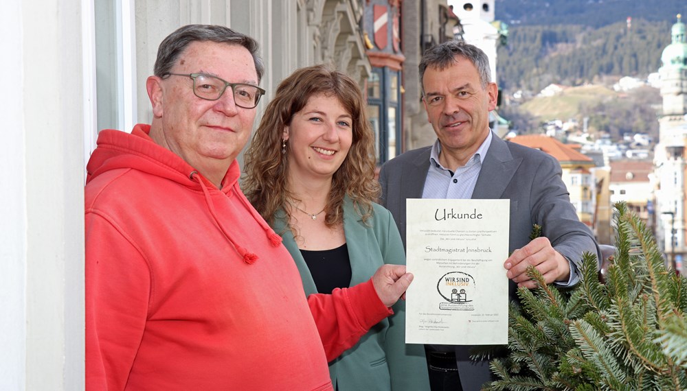 Der Stadtmagistrat erhielt das Gütesiegel „Wir sind inklusiv 2022-2024“: Im Bild (von links) Behindertenvertrauensperson Joachim Schmitz, Personalamtsleiterin Katharina Bonauer und Bürgermeister Georg Willi.