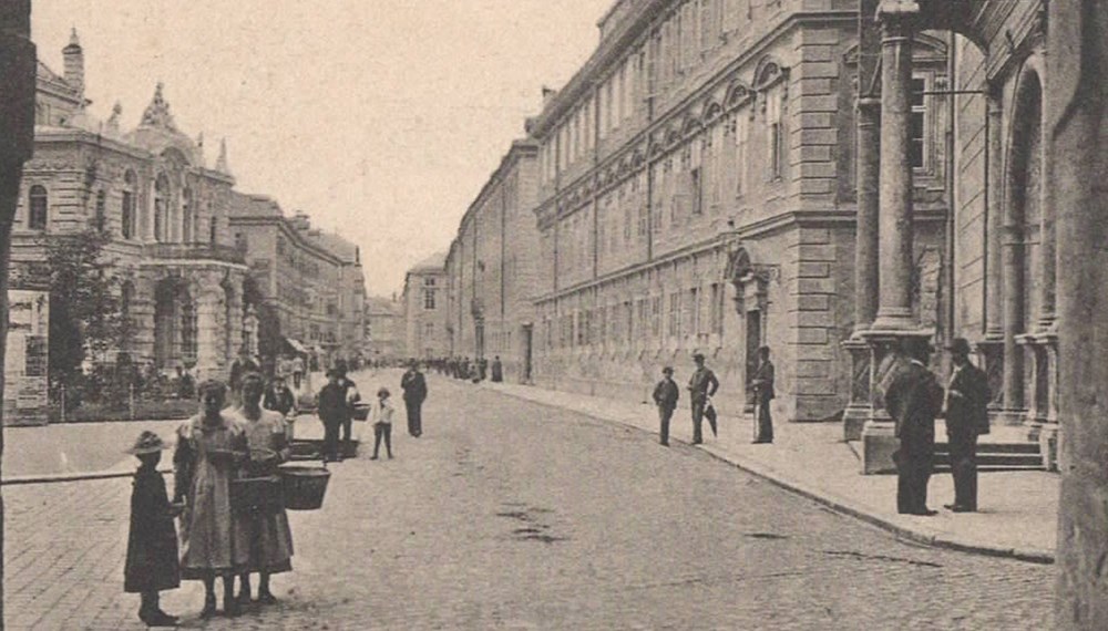 Ein Stadtspaziergang nimmt Innsbruck als Studierendenstadt unter die Lupe (im Bild die Universitätsstraße um 1900).