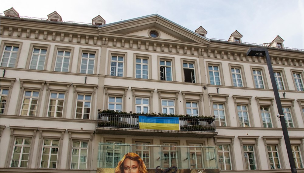 Die ukrainische Flagge am Balkon des Innsbrucker Rathauses ist ein Zeichen der Solidarität.