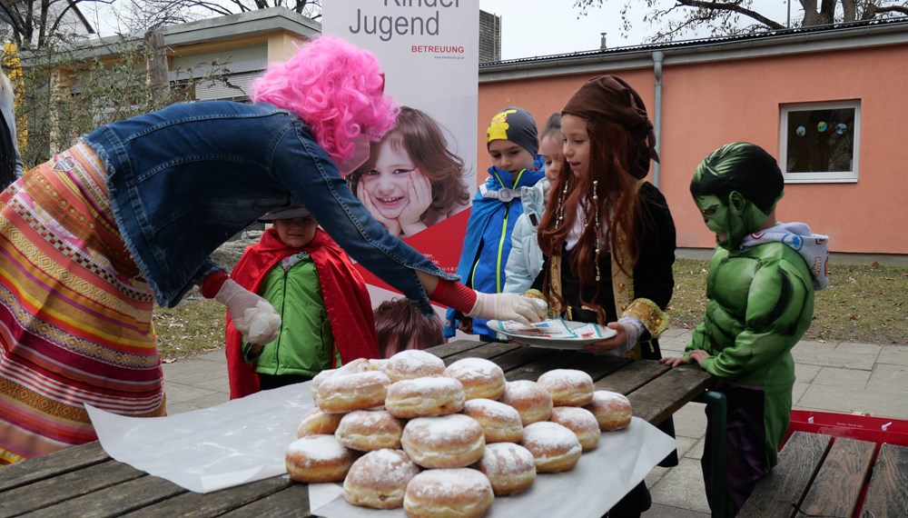 Stadträtin Elisabeth Mayr stattete dem Kindergarten Reichenau einen Besuch ab und verteilte Faschingskrapfen an die Kinder und Kindergartenleiterinnen.