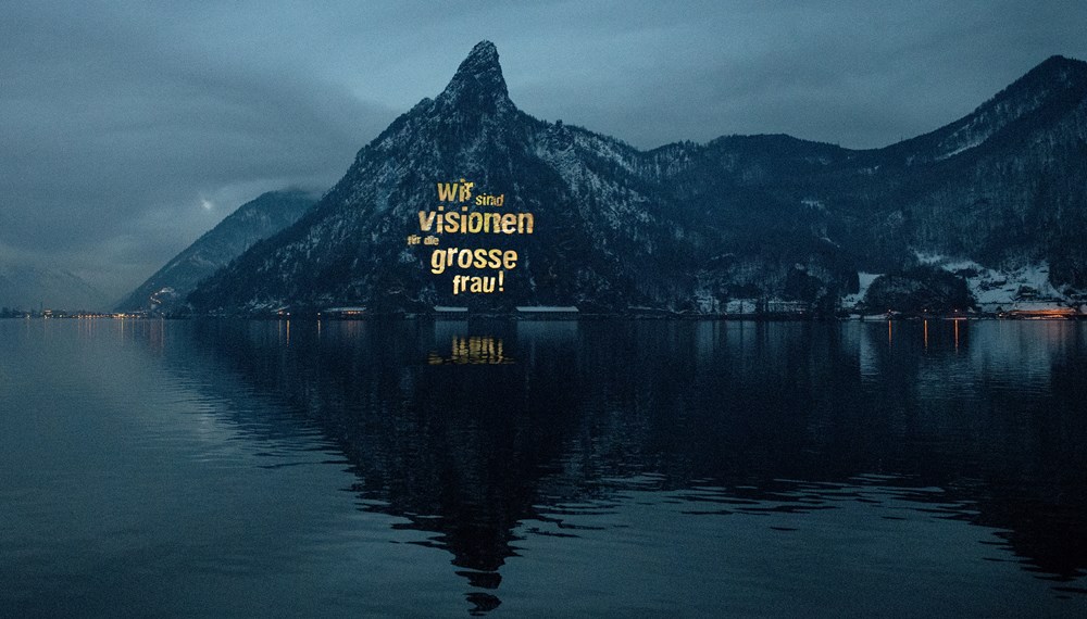 Lichtgedichte von Selbstbestimmung, Widerstand und Vision: Julia Zdarskys Projektionen an Fassaden und Landschaften - wie hier am Traunsee ("trau di", 2019).