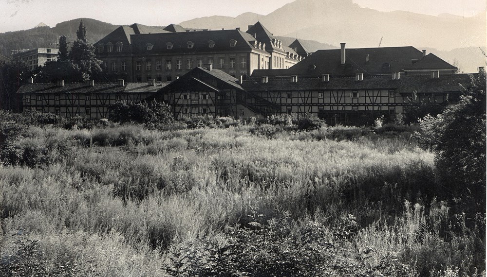 Das Prügelbaugelände mit Universität gegen Westen. Wohnraum für Studierende war damals wie heute ein vieldiskutiertes Thema. Die Prügelbaubaracken wurden bis in die 1970er Jahre als Studentenheim genutzt.