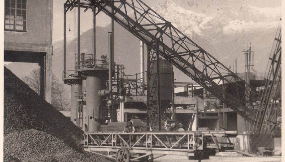 Alltag im Innsbrucker Gaswerk, 1. Hälfte des 20. Jahrhunderts. Heute erinnert die Gaswerkstraße in Pradl an diese ehemalige Innsbrucker Institution.