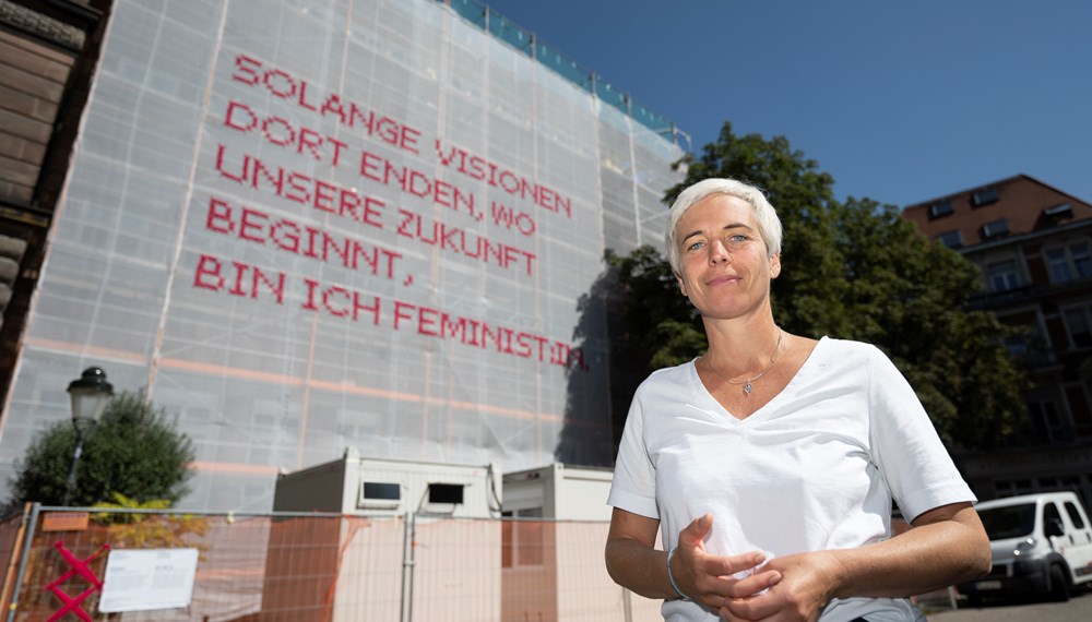 Netze knüpfen schafft Bewusstsein: Dank der hervorragenden Vernetzung zwischen den Partnerstädten Innsbruck und Freiburg konnte die Künstlerin Katharina Cibulka mit ihrer Kunstaktion SOLANGE auch in Deutschland überzeugen.